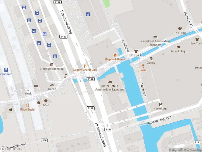 Ambulance met gepaste spoed naar de Stadhuisplein in Zaandam