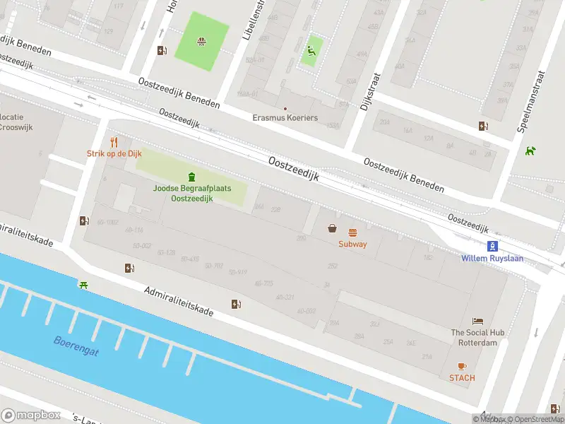 Ambulance met gepaste spoed naar de Oostzeedijk in Rotterdam