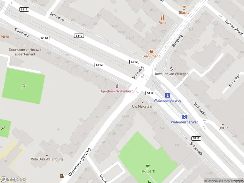 Ambulance met grote spoed naar de Walenburgerweg in Rotterdam