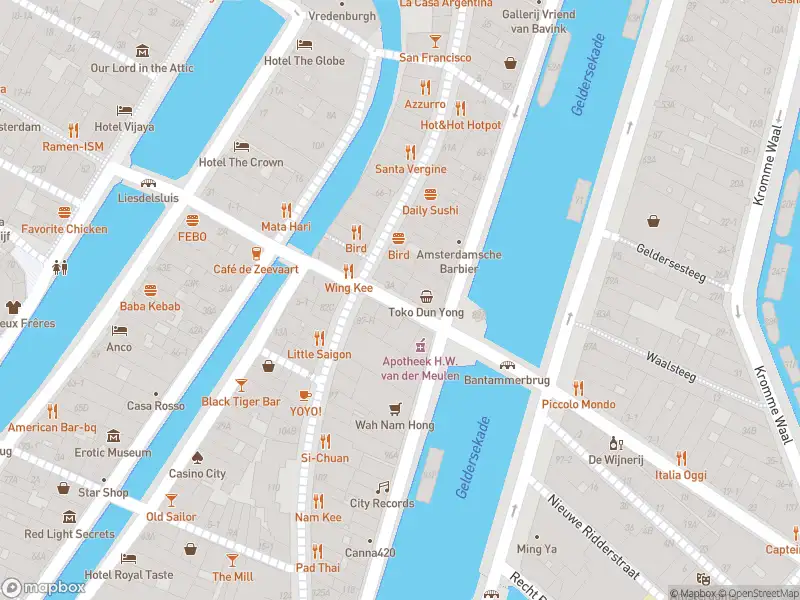 Ambulance met grote spoed naar de Stormsteeg in Amsterdam
