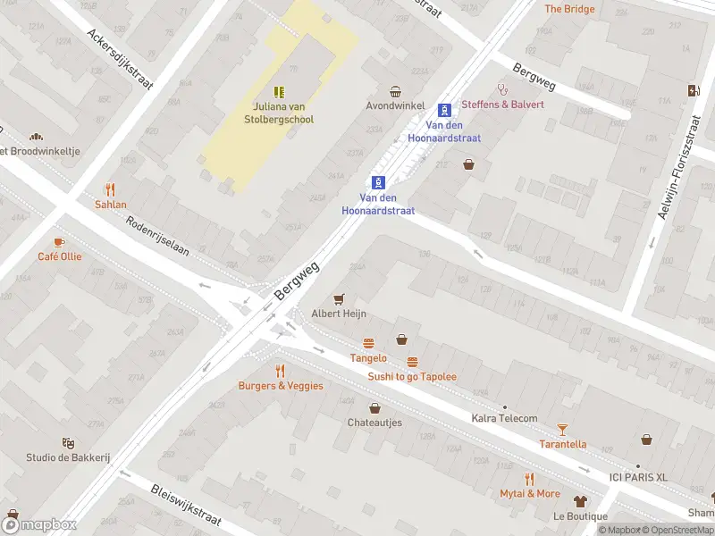 Ambulance met grote spoed naar de Bergweg in Rotterdam