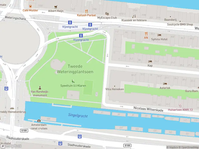 Ambulance met grote spoed naar de Tweede Weteringplantsoen in Amsterdam