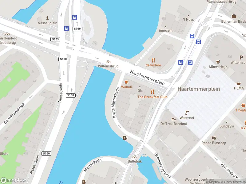 Ambulance met grote spoed naar de Korte Marnixkade in Amsterdam