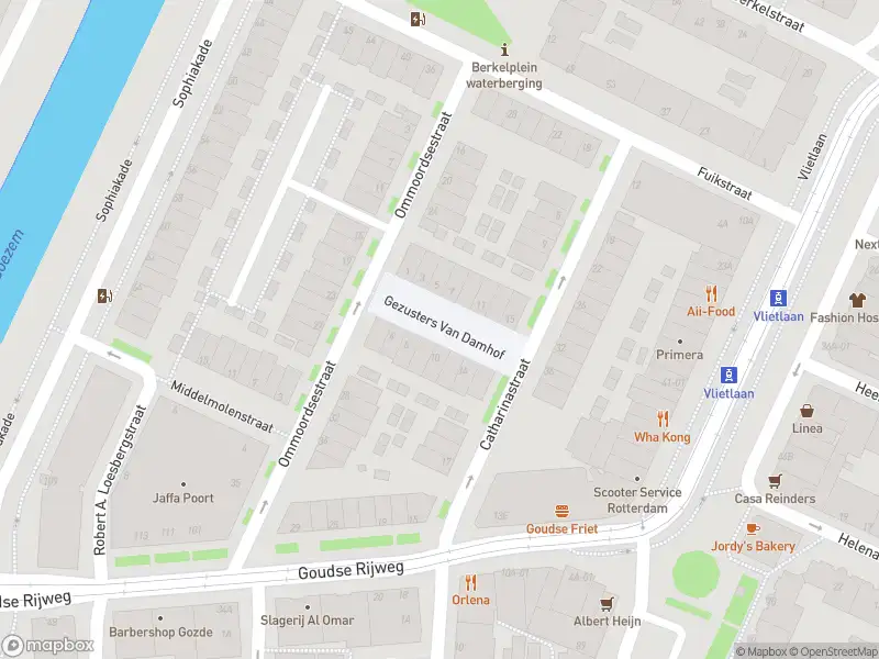 Ambulance met grote spoed naar de Gezusters van Damhof in Rotterdam