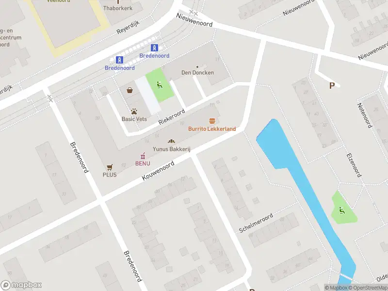 Ambulance met grote spoed naar de Kouwenoord in Rotterdam