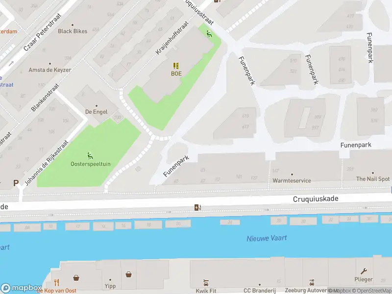 Ambulance met grote spoed naar de Cruquiuskade in Amsterdam