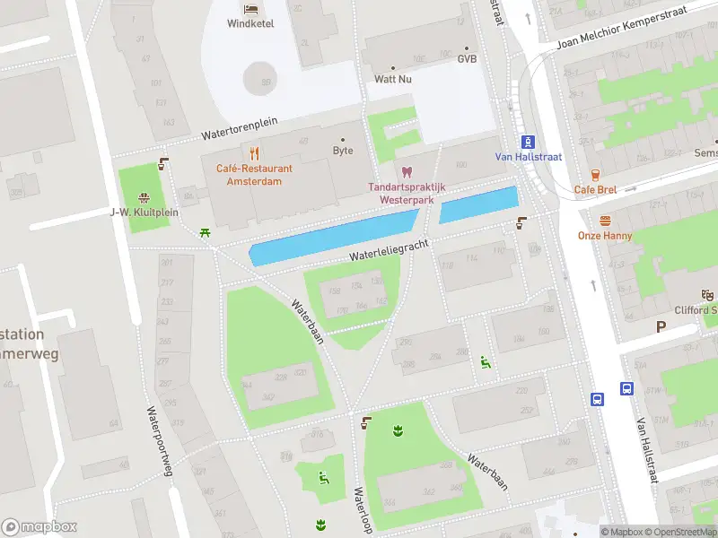 Ambulance met grote spoed naar de Waterloop in Amsterdam