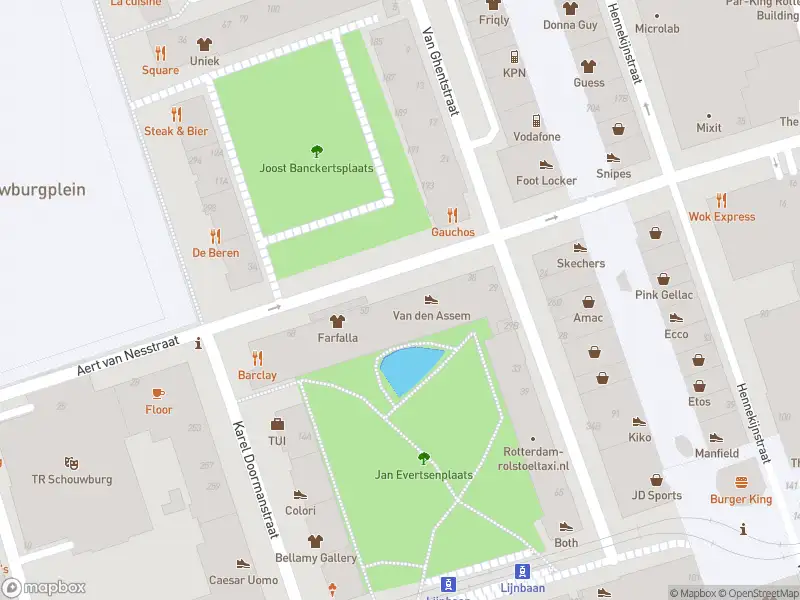 Ambulance met grote spoed naar de Aert van Nesstraat in Rotterdam