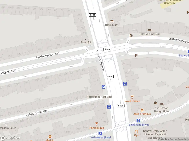 Ambulance met gepaste spoed naar de 's-Gravendijkwal in Rotterdam