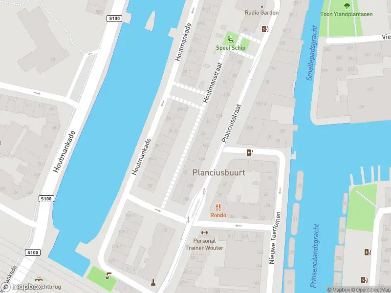 Ambulance met grote spoed naar de Houtmanstraat in Amsterdam