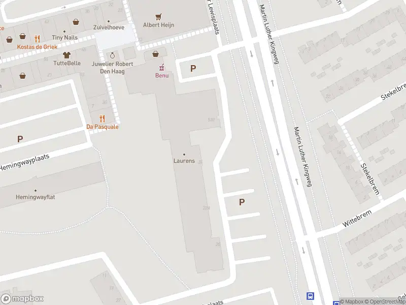 Ambulance met grote spoed naar de Sinclair Lewisplaats in Rotterdam