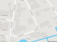 Ambulance met grote spoed naar de Dienstenstraat in Rhoon