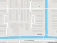 Politie met gepaste spoed naar de Hendrik Veldhuishof in Amsterdam vanwege voertuigen te water