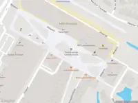 Ambulance met grote spoed naar de Bètaplein in Leiden