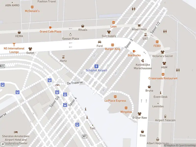 Ambulance en brandweer met grote spoed naar de Aankomstpassage in Schiphol