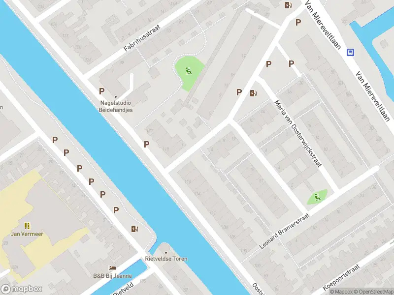 Ambulance met grote spoed naar de Willem van Aelststraat in Delft