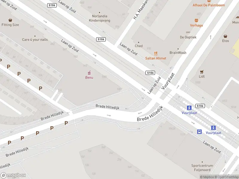 Ambulance met gepaste spoed naar de Brede Hilledijk in Rotterdam