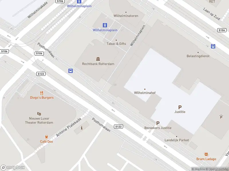 Ambulance met grote spoed naar de Wilhelminaplein in Rotterdam