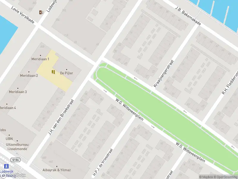 Ambulance met gepaste spoed naar de W.G. Witteveenplein in Rotterdam