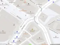 Ambulance met grote spoed naar de Waterlooplein in Amsterdam