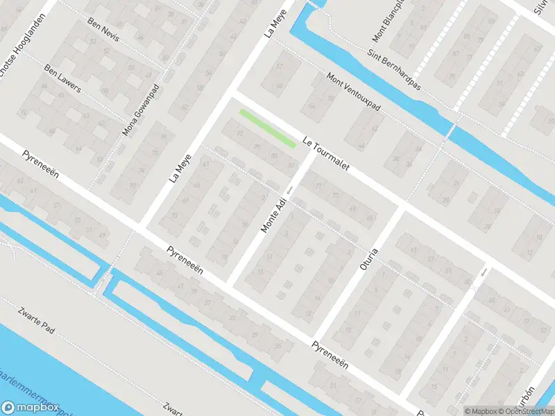 Ambulance met grote spoed naar de Monte Adi in Amsterdam