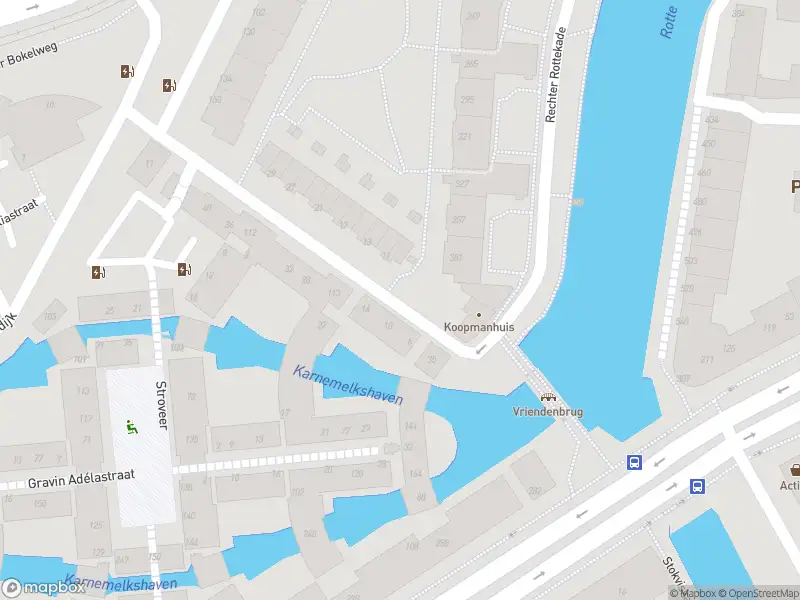 Ambulance met grote spoed naar de Vriendenlaan in Rotterdam