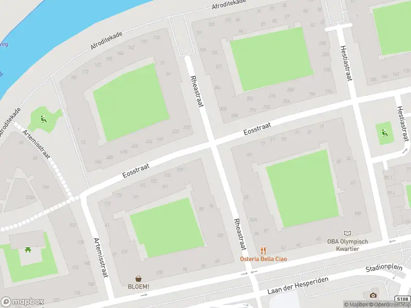 Ambulance met grote spoed naar de Rheastraat in Amsterdam