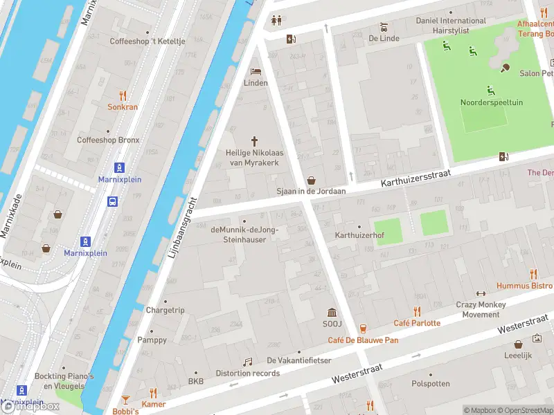 Brandweer met gepaste spoed naar de Gietersstraat in Amsterdam vanwege waarnemen gaslucht