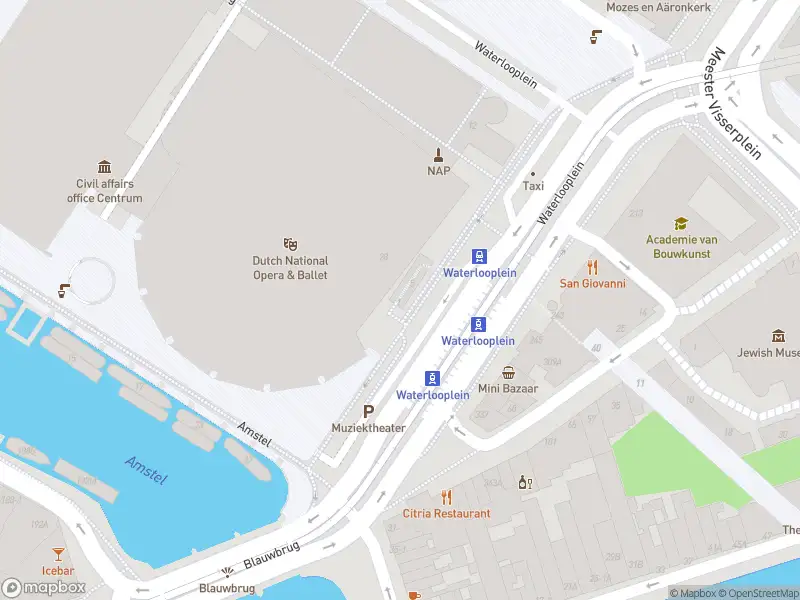 Brandweer met gepaste spoed naar de Metrostation Waterlooplein in Amsterdam