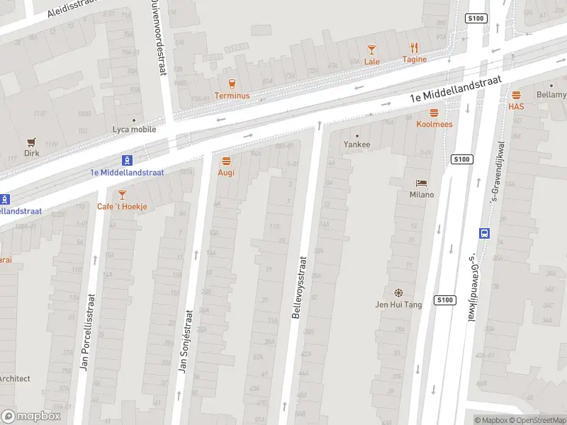 Ambulance met gepaste spoed naar de Bellevoysstraat in Rotterdam