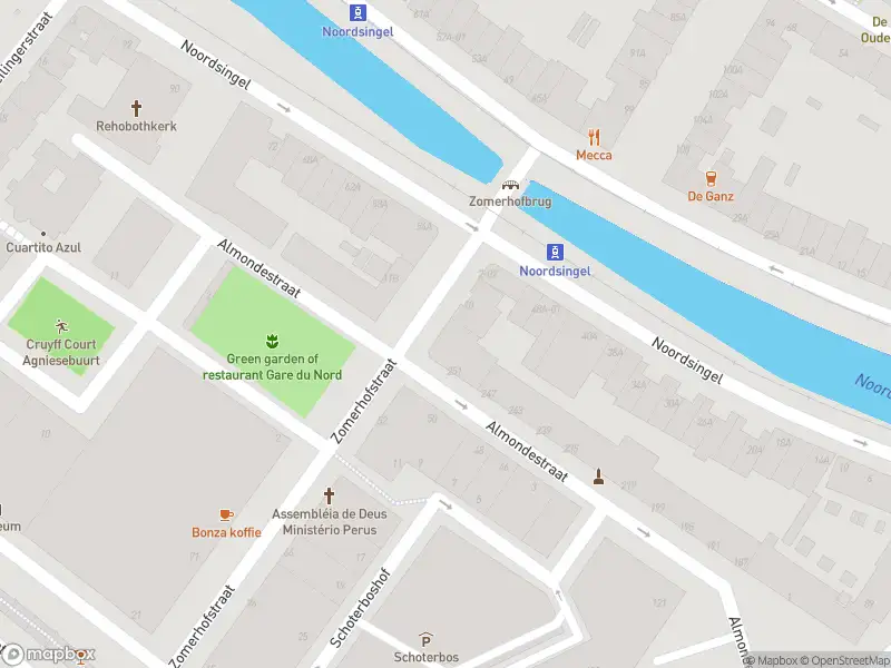 Ambulance met grote spoed naar de Zomerhofstraat in Rotterdam