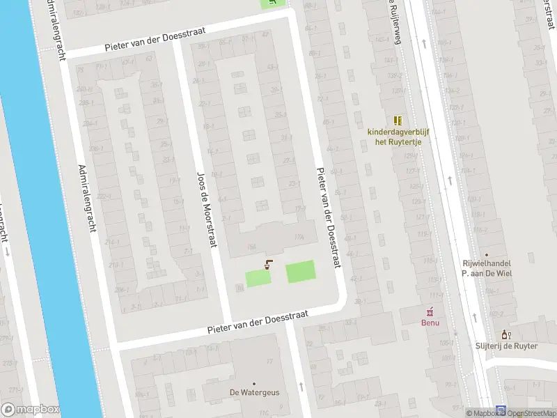 Ambulance met grote spoed naar de Joos de Moorstraat in Amsterdam