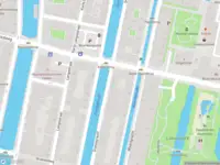 Ambulance met grote spoed naar de Minnebroersgracht in Leiden