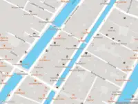 Ambulance met grote spoed naar de Warmoesstraat in Amsterdam