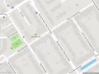 Ambulance met grote spoed naar de Burgemeester Baumannlaan in Rotterdam