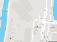 Ambulance met grote spoed naar de Overschieseweg in Rotterdam