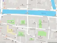 Ambulance met gepaste spoed naar de Lange Lijsbethsteeg in Leiden