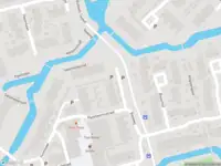 Ambulance met grote spoed naar de Reeweg in Delft