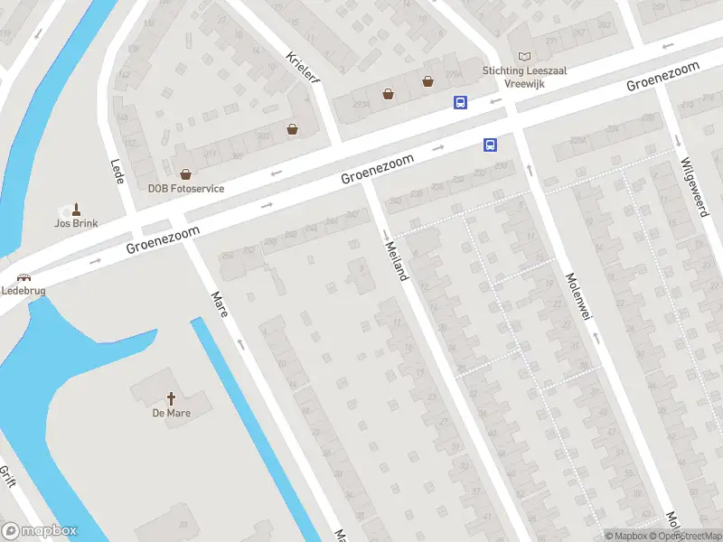 Ambulance met grote spoed naar de Meiland in Rotterdam