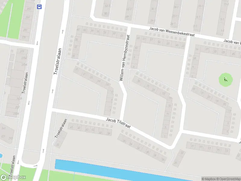 Ambulance met gepaste spoed naar de Willem van Hembyzestraat in Amsterdam