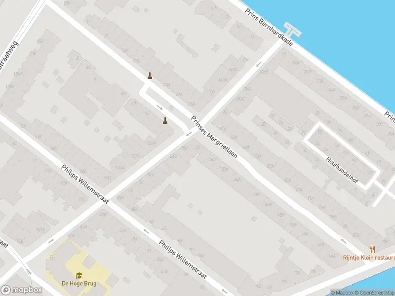 Ambulance met grote spoed naar de Prinses Margrietlaan in Rotterdam