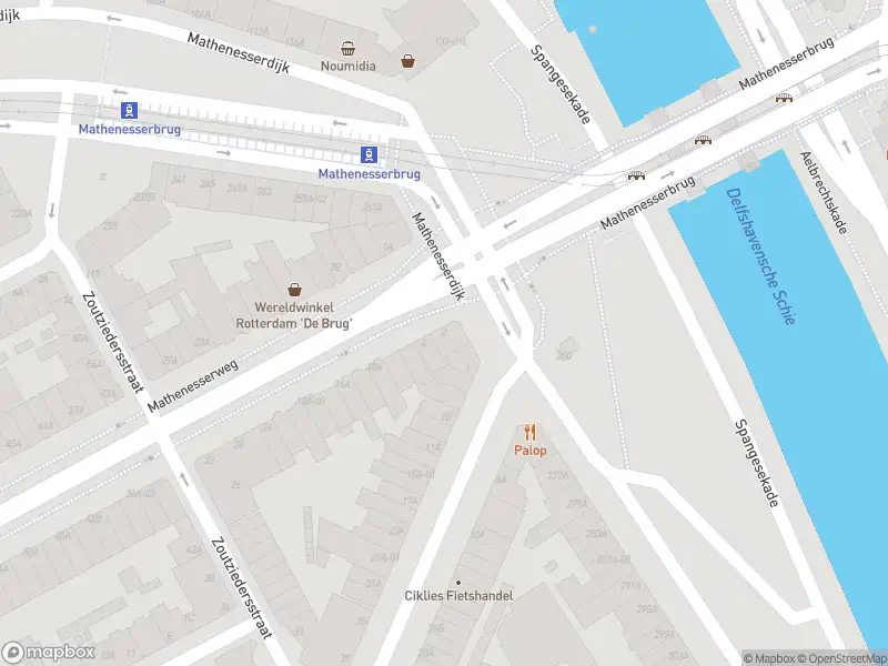 Ambulance met grote spoed naar de Mathenesserweg in Rotterdam