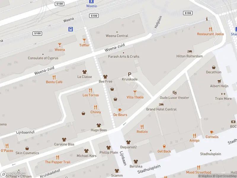 Ambulance met grote spoed naar de Kruiskade in Rotterdam