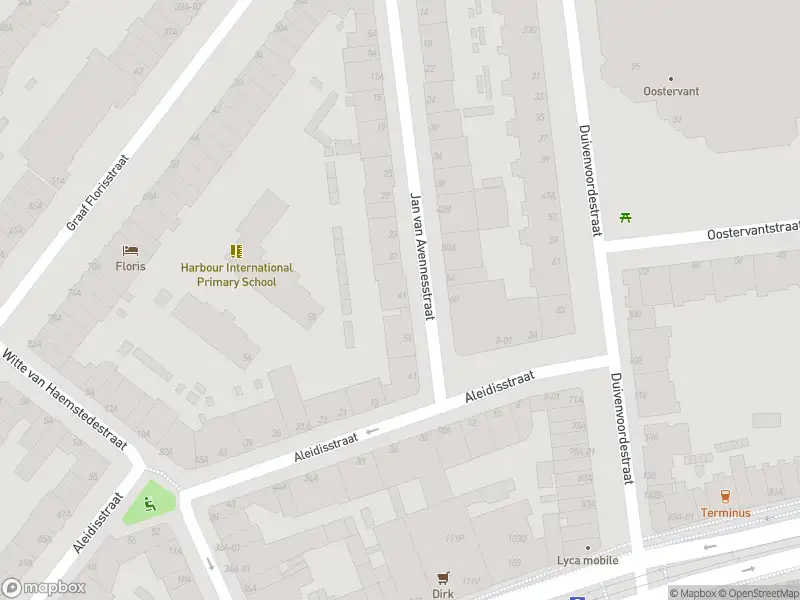 Ambulance met grote spoed naar de Jan van Avennesstraat in Rotterdam