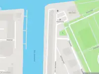 Ambulance met grote spoed naar de Sint-Janshaven in Rotterdam