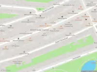 Ambulance met gepaste spoed naar de Albert Cuypstraat in Amsterdam