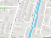 Ambulance met grote spoed naar de De Hazelaar in Duivendrecht