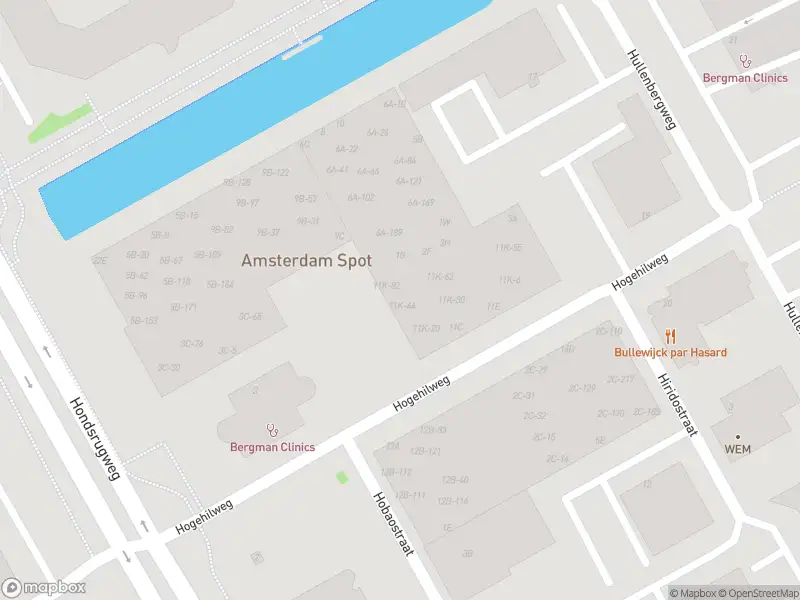 Ambulance met grote spoed naar de Hogehilweg in Amsterdam