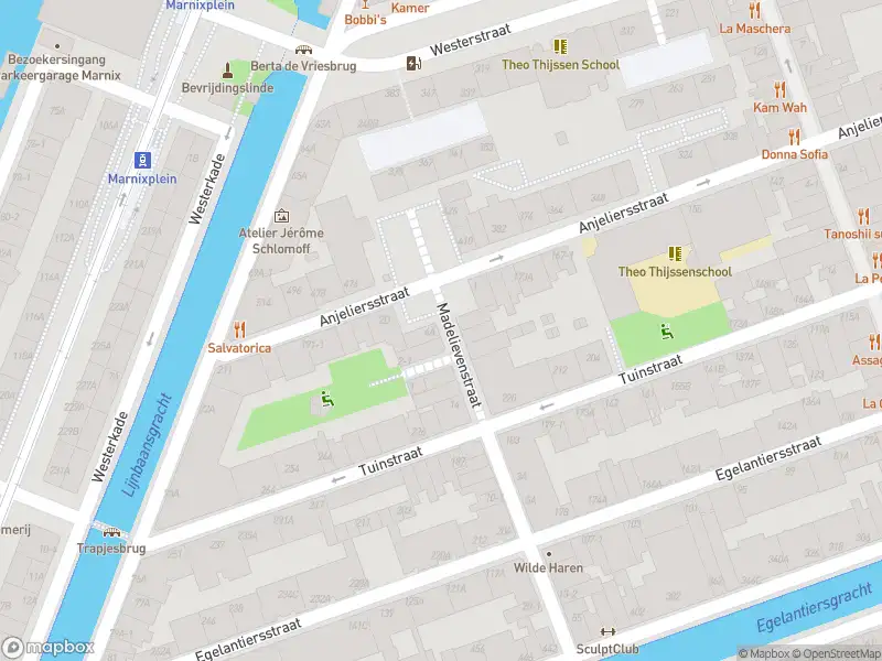 Ambulance met gepaste spoed naar de Madelievenstraat in Amsterdam