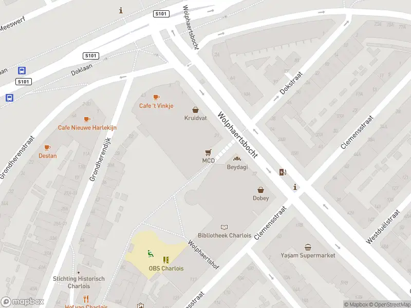 Ambulance met grote spoed naar de Doklaan in Rotterdam